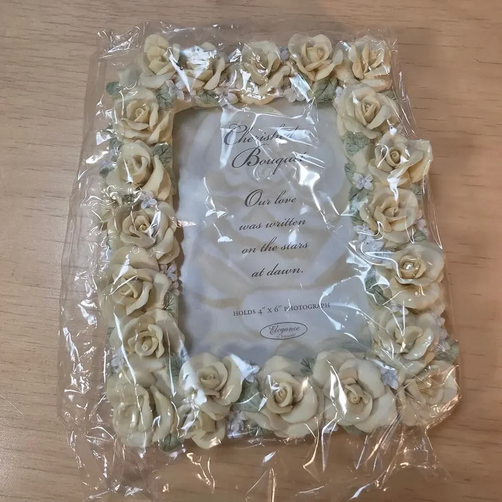 Vintage Elegance by Amscan Cherished Bouquet 4x6 Sculpted Rose Photo Frame